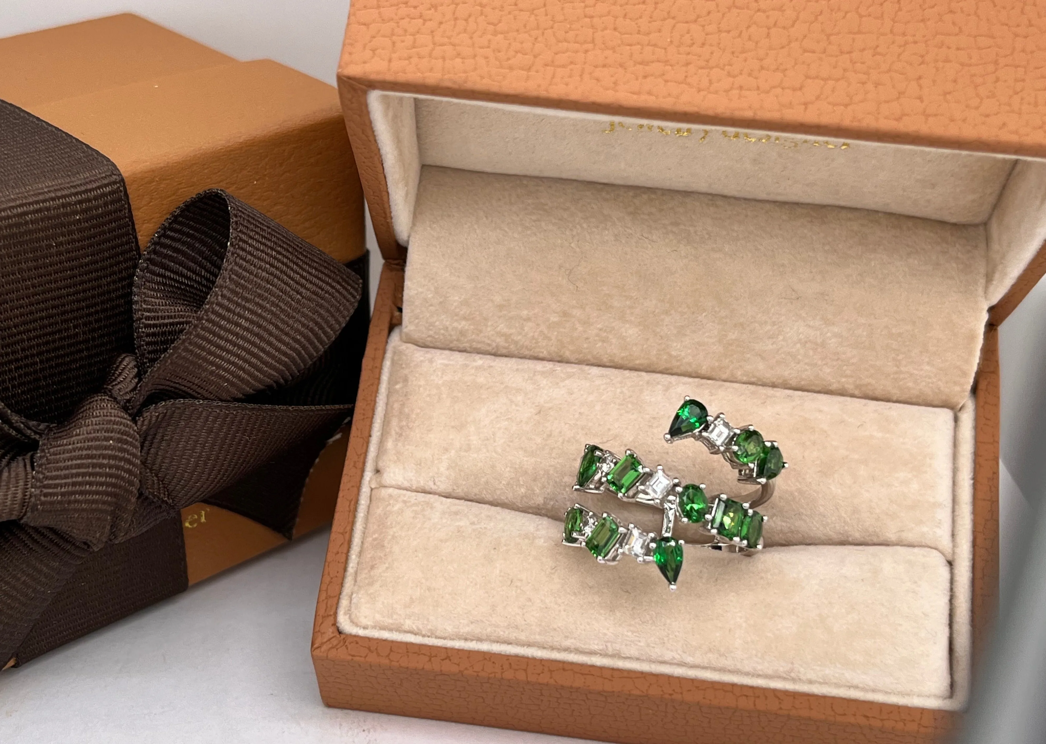 Ring 18kt Gold Spiral Mixed-Cut Tsavorites & Diamonds