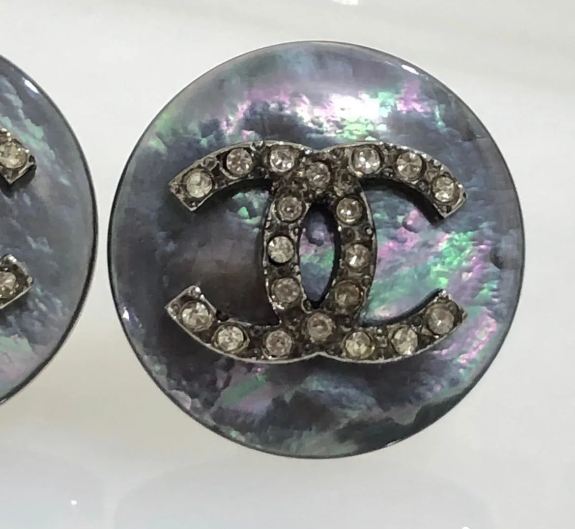 Vintage CHANEL black shell earrings with rhinestone crystal CC motif. Rare jewelry piece. 0410231