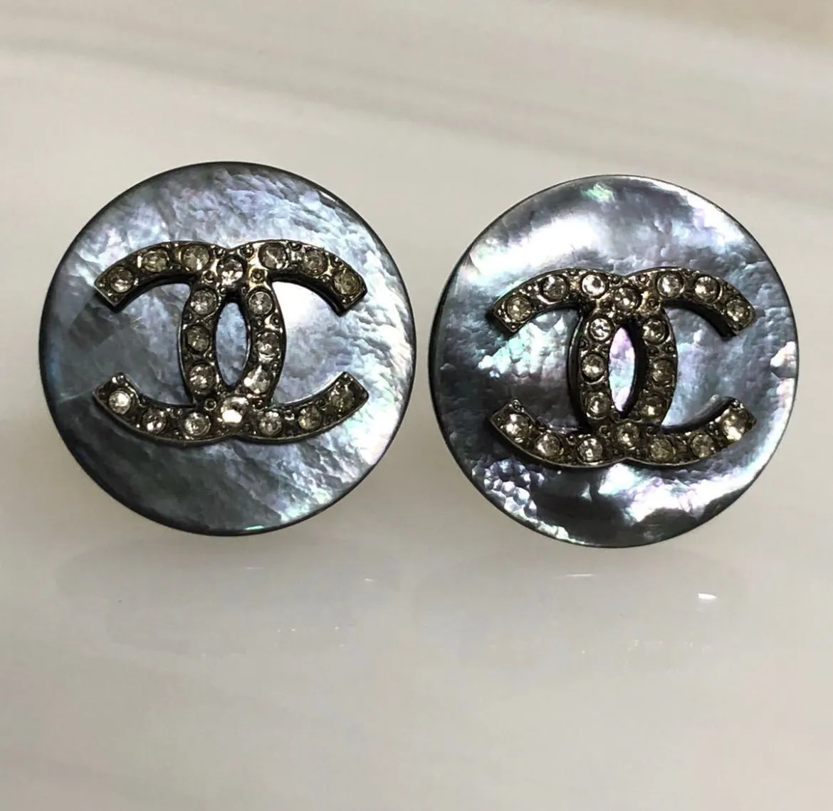Vintage CHANEL black shell earrings with rhinestone crystal CC motif. Rare jewelry piece. 0410231