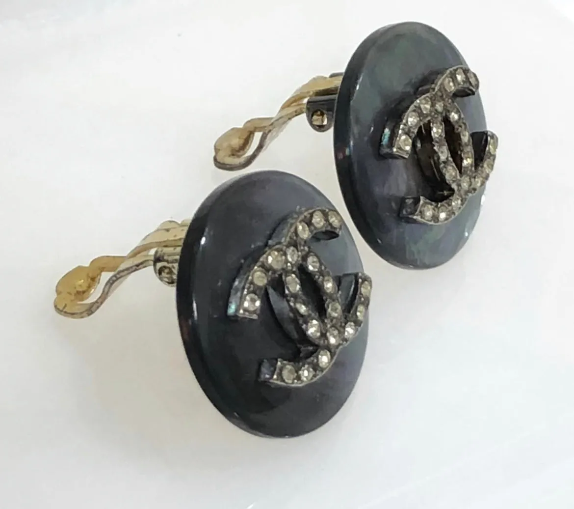 Vintage CHANEL black shell earrings with rhinestone crystal CC motif. Rare jewelry piece. 0410231