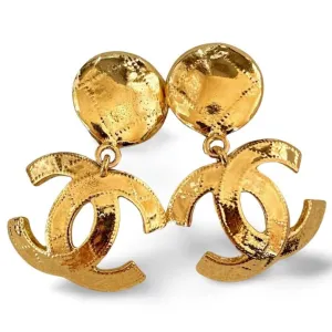Vintage CHANEL golden large CC dangle earrings with diagonal stitch design. Classic and popular jewelry. Coco mark earrings. 060206ac2